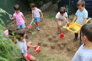 fotos de niños haciendo sus propios castillos de arena