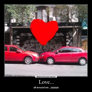 dos autos rojos con un corazón de enamorados