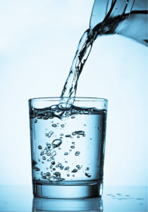 beber abundante agua para eliminar el mal de orin