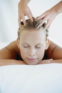 masaje capilar para estimular el crecimineto del cabello